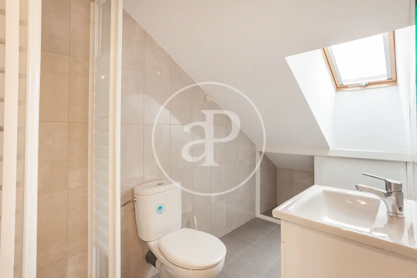 Bathroom of Houses for rent in Madrid  with Air Conditioner, Heating and Private garden