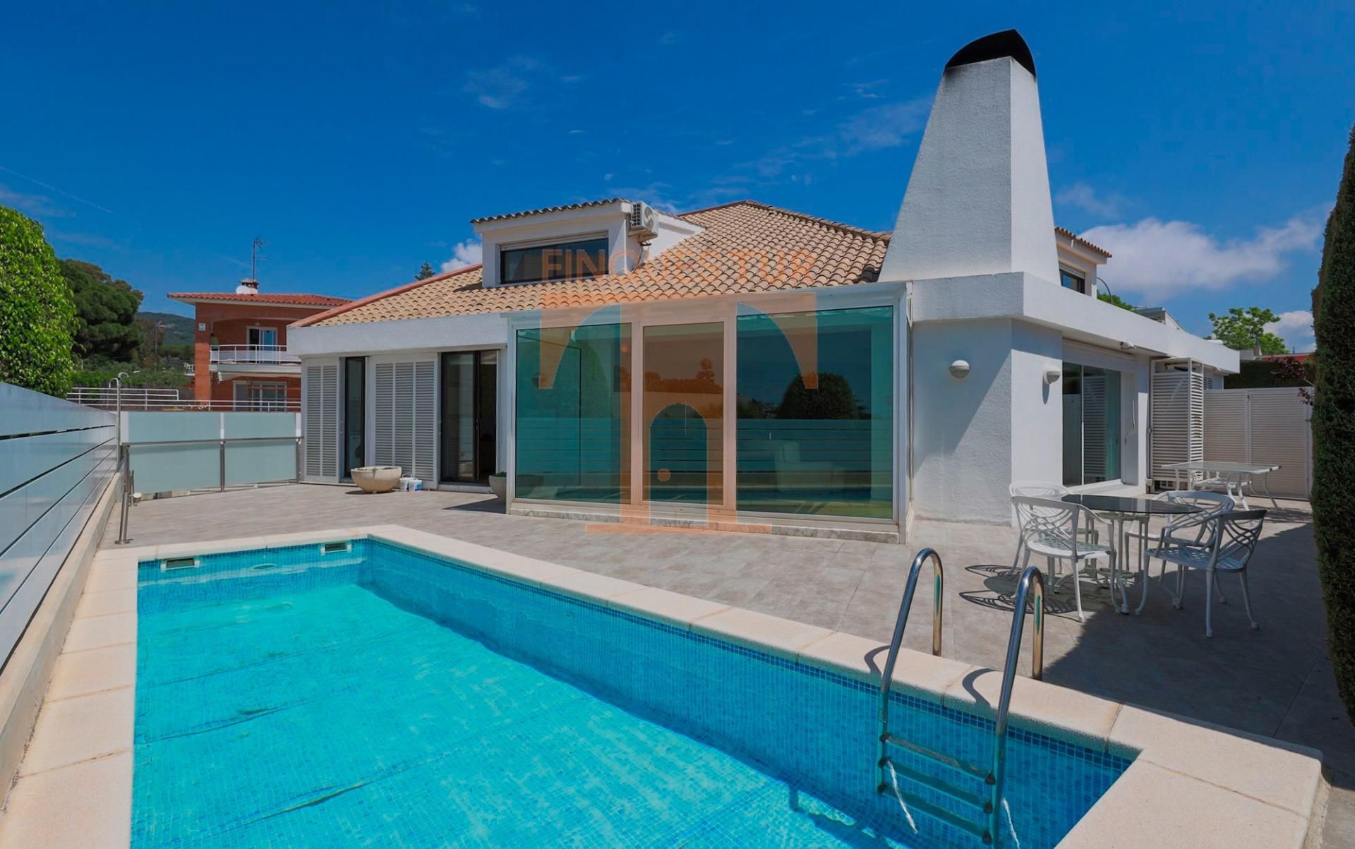 Vista exterior de Casa o xalet de lloguer en Vilassar de Dalt amb Aire condicionat, Calefacció i Jardí privat