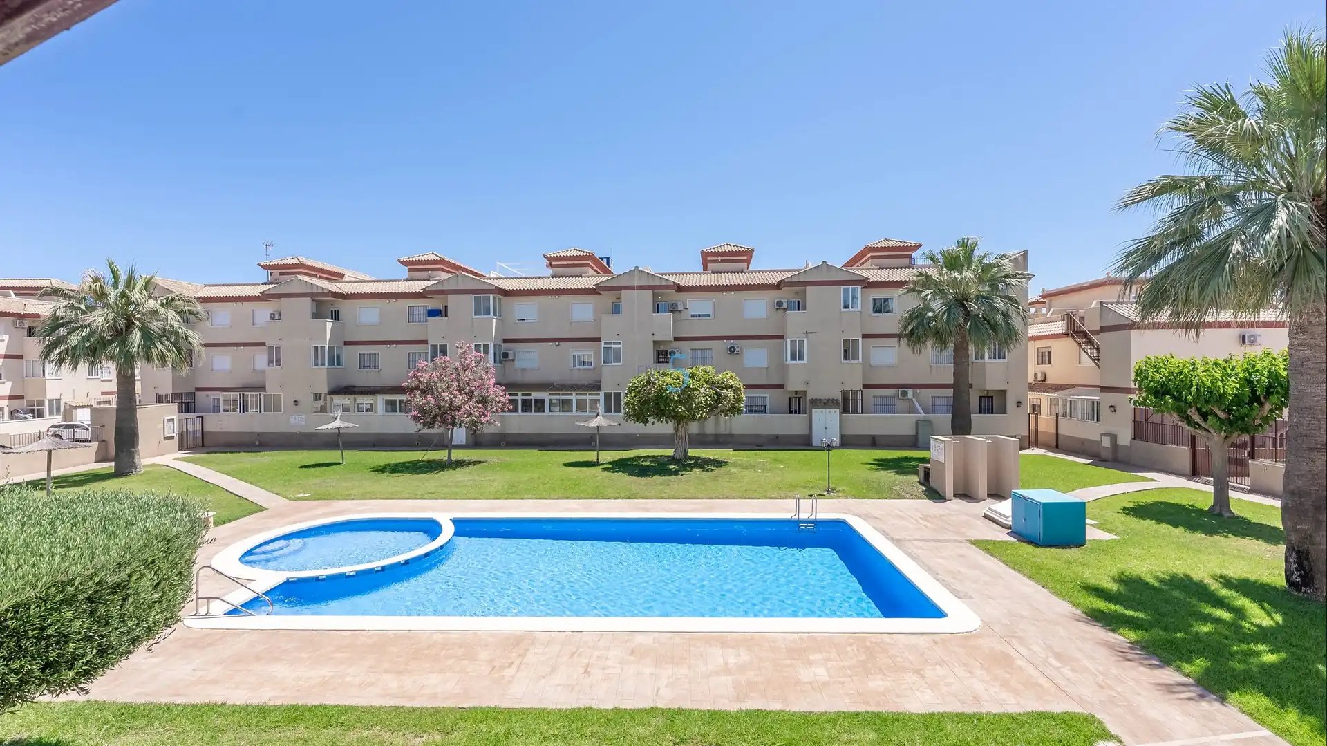 Vista exterior de Piso en venta en San Pedro del Pinatar con Terraza, Piscina y Amueblado