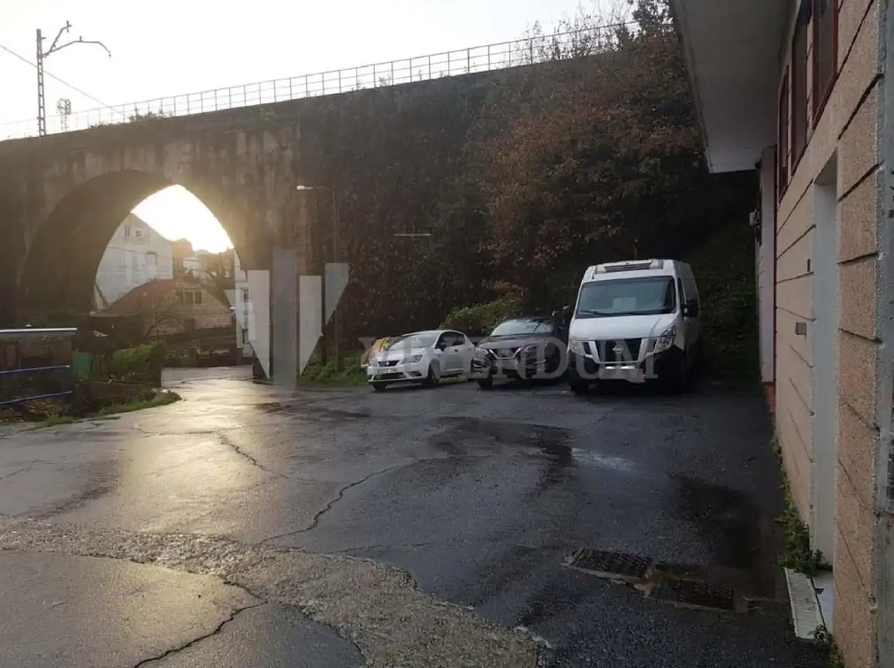 Parkplatz von Fabrikhallen zum Verkauf in Redondela