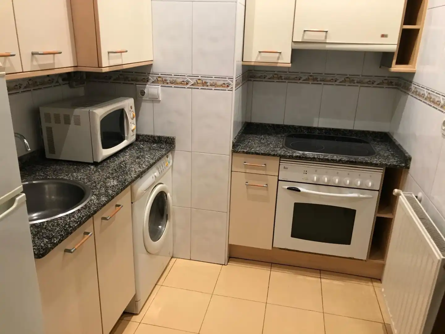 Cuina de Pis de lloguer en Gijón  amb Calefacció, Parquet i Moblat