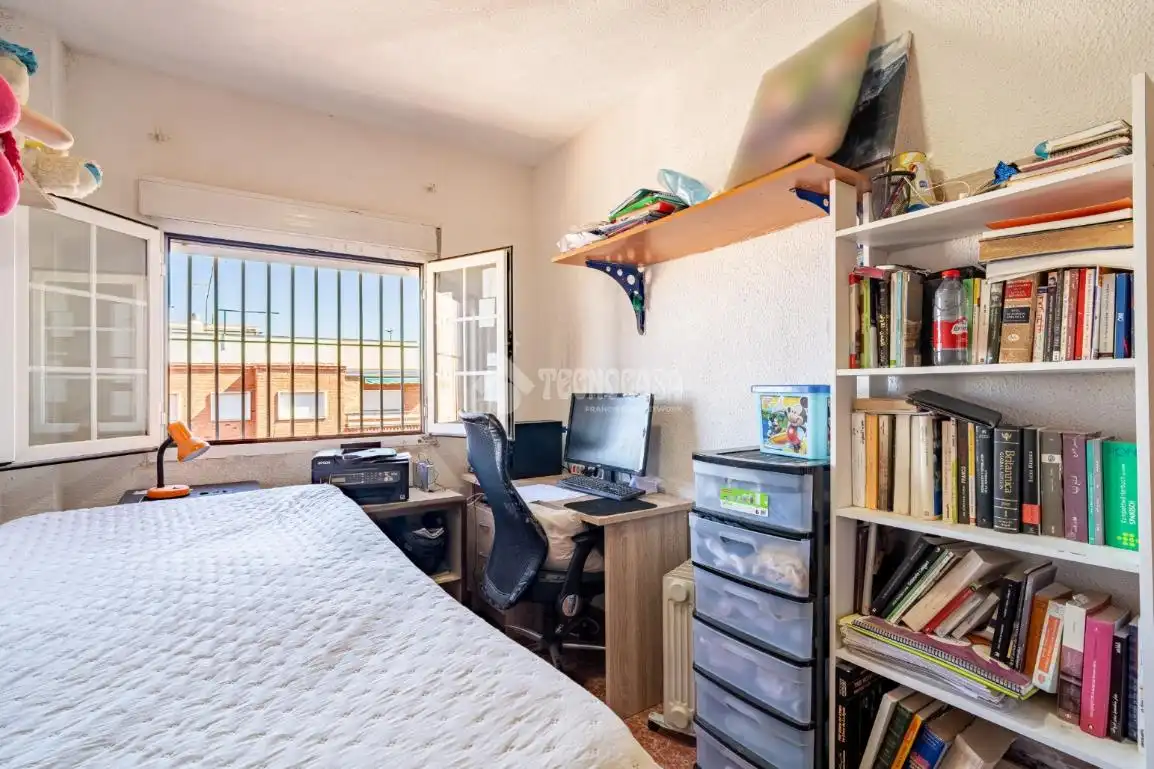 Bedroom of Flat for sale in Granada  with Air Conditioner, Heating and Terrace