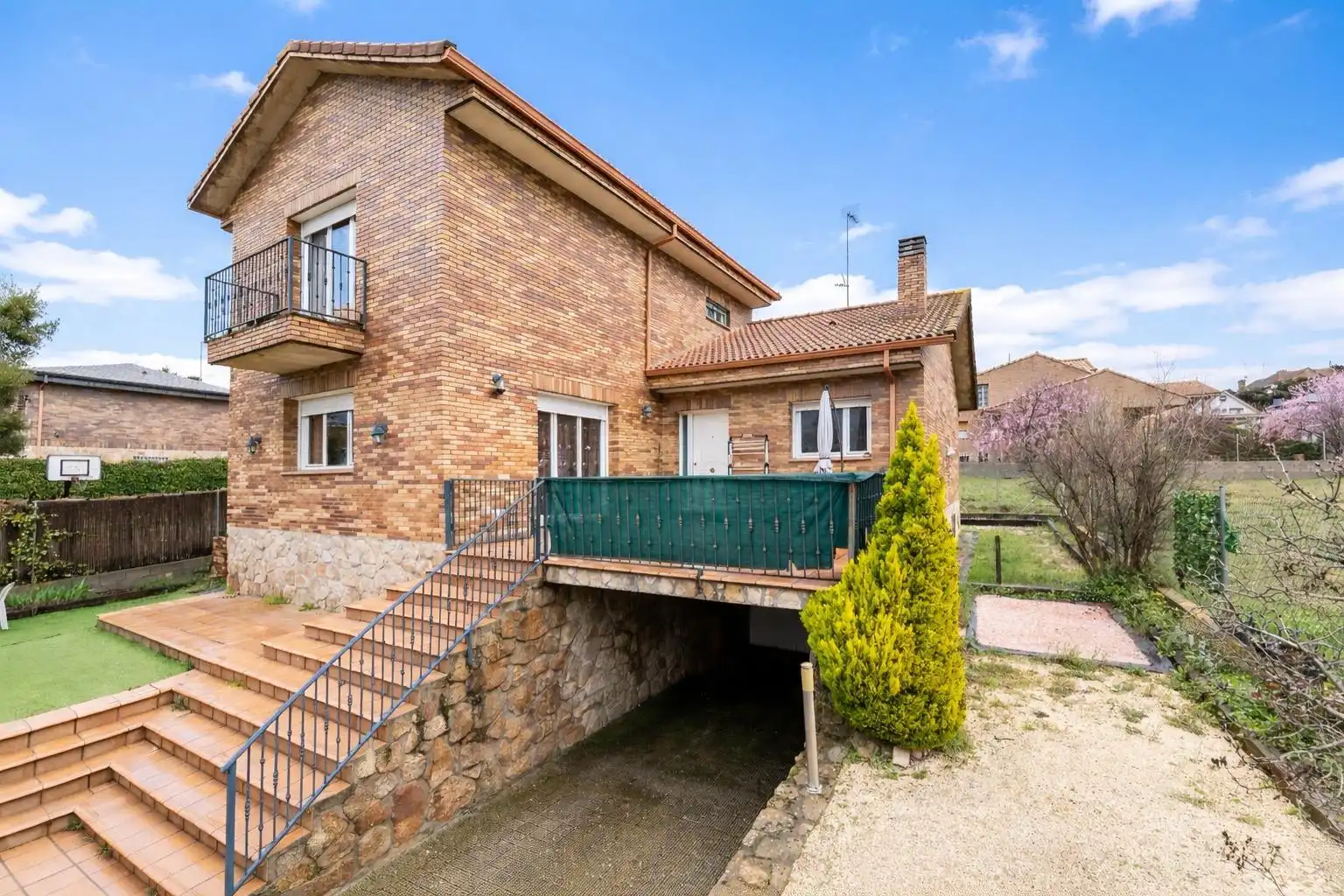 Vista exterior de Casa o xalet en venda en Colmenarejo amb Calefacció, Jardí privat i Terrassa