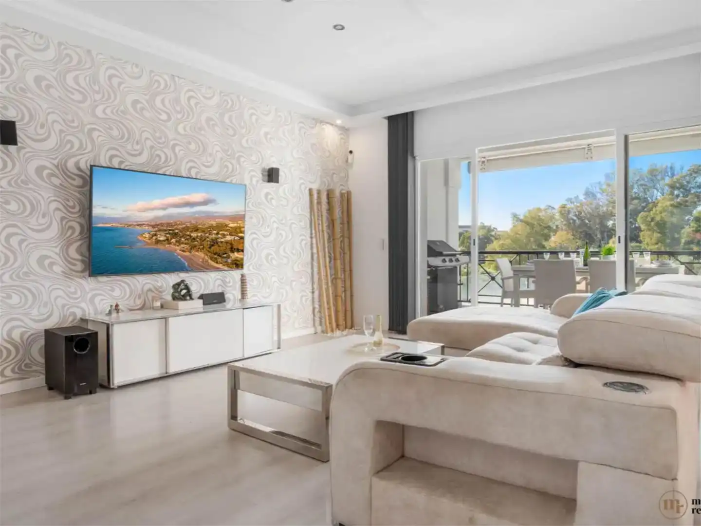 Sala d'estar de Casa adosada en venda en Marbella amb Aire condicionat, Piscina i Balcó