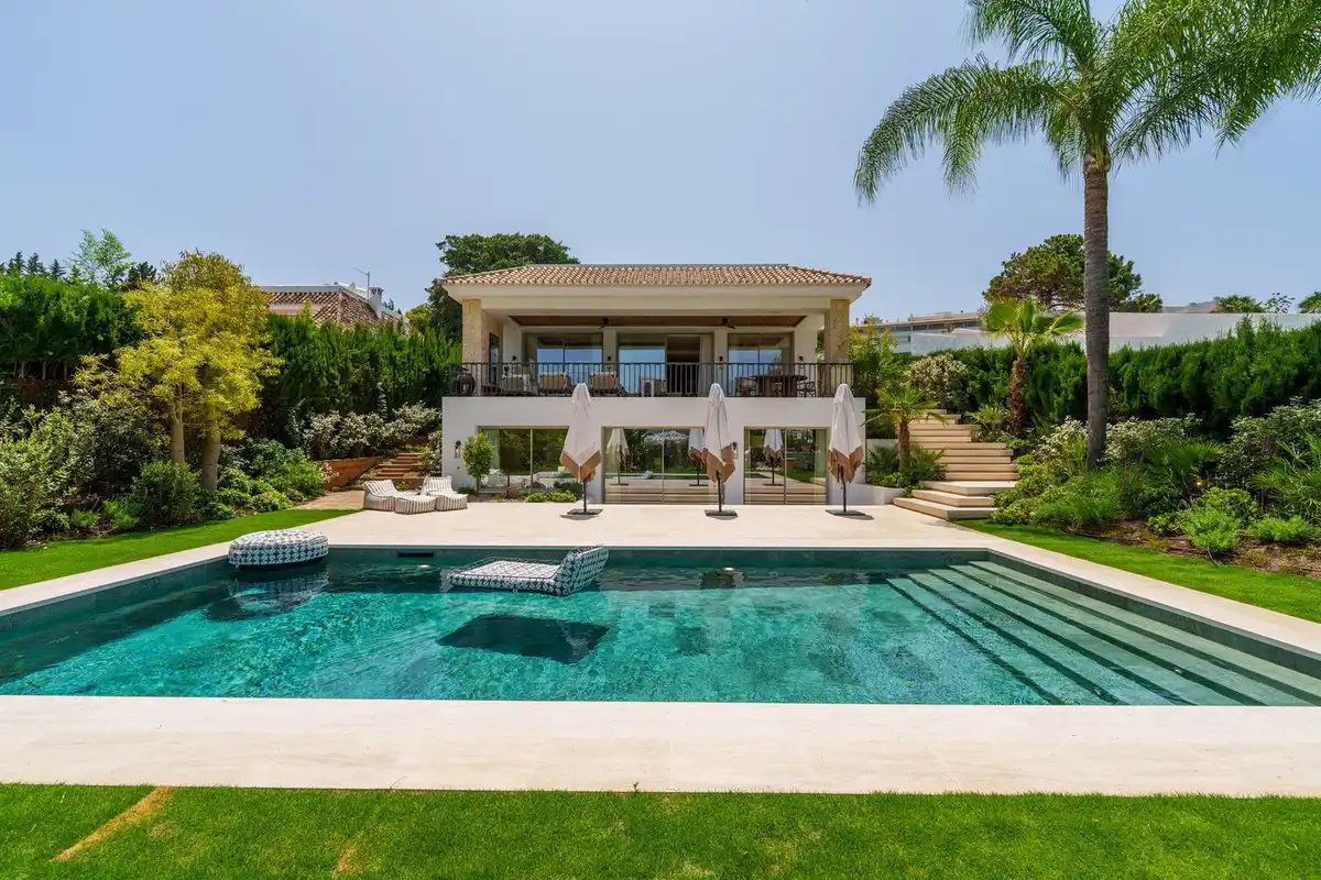 Detached house with pool for sale in Nueva Andalucía