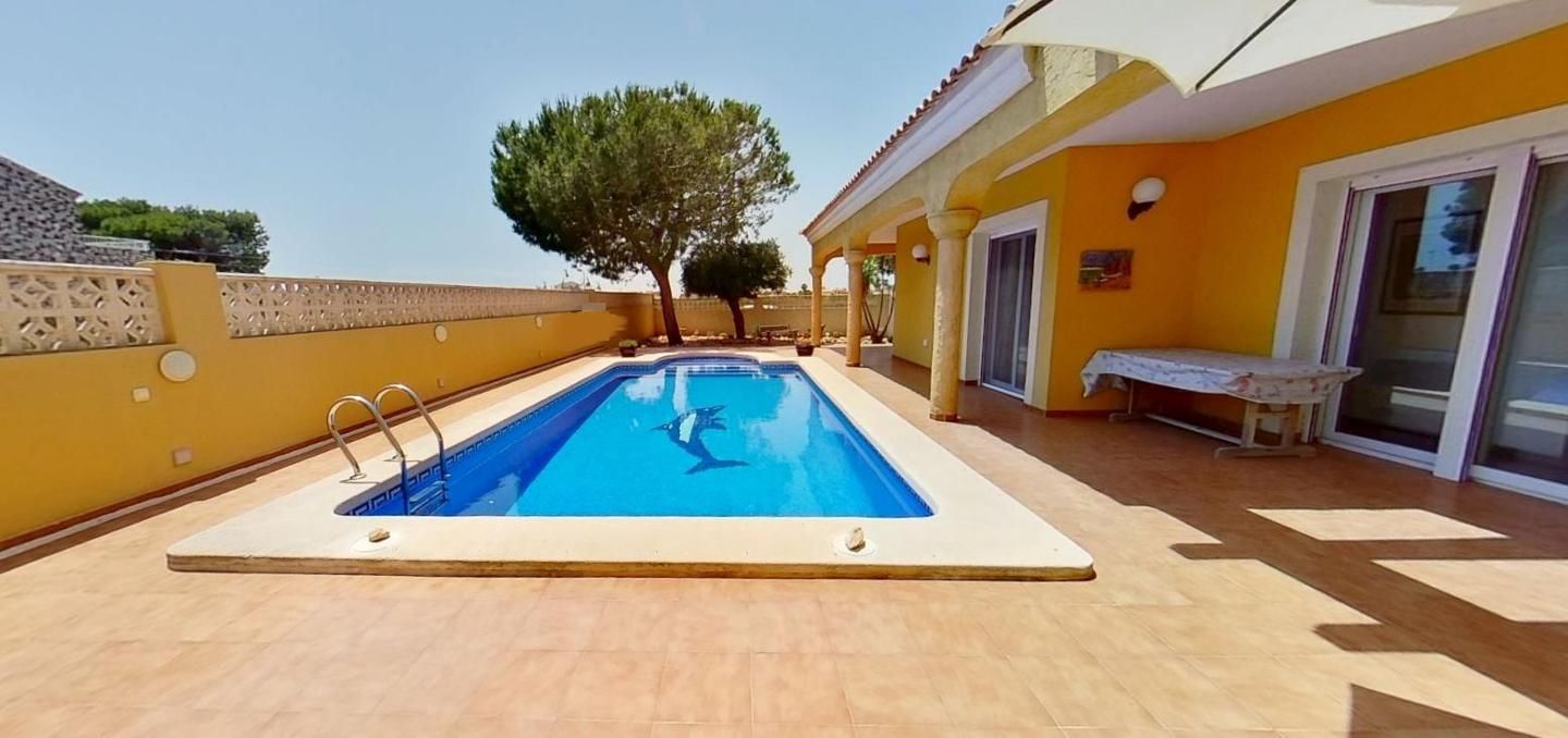 Piscina de Casa o xalet en venda en La Manga del Mar Menor amb Aire condicionat, Jardí privat i Terrassa