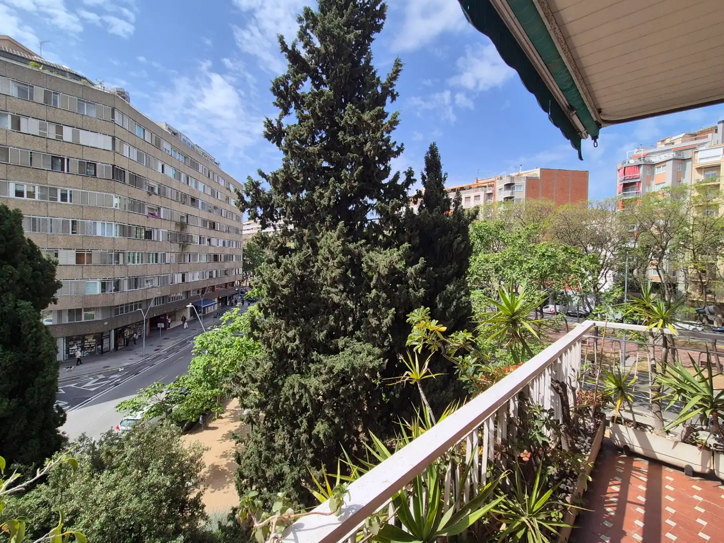 Vista exterior de Piso en venta en Barcelona con Calefacción, Horno y Balcón