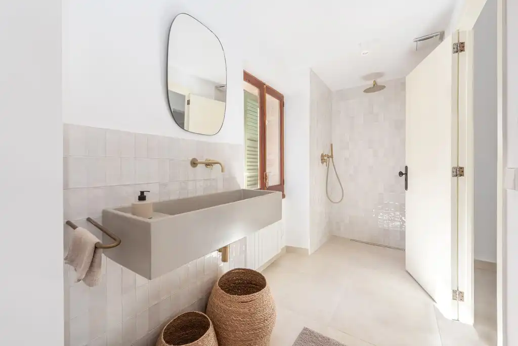 Bathroom of Country homes for sale in Alcúdia  with Air Conditioner and Terrace