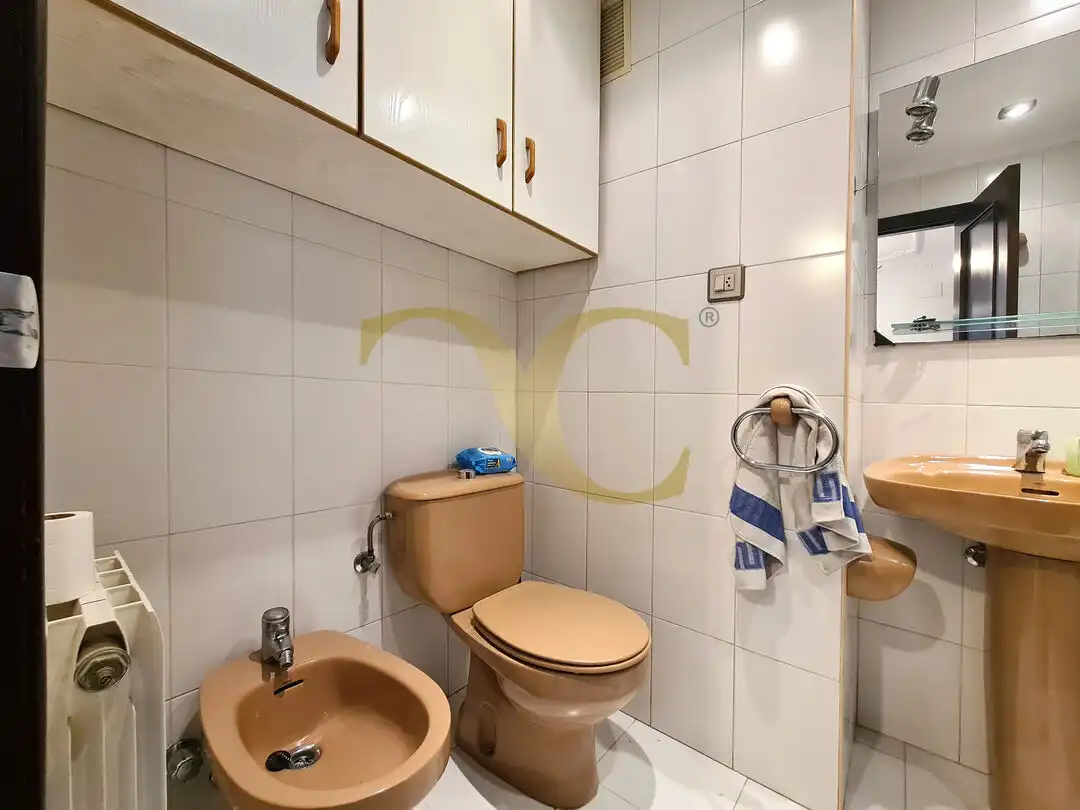 Baño de Piso en venta en Oviedo  con Calefacción y Trastero