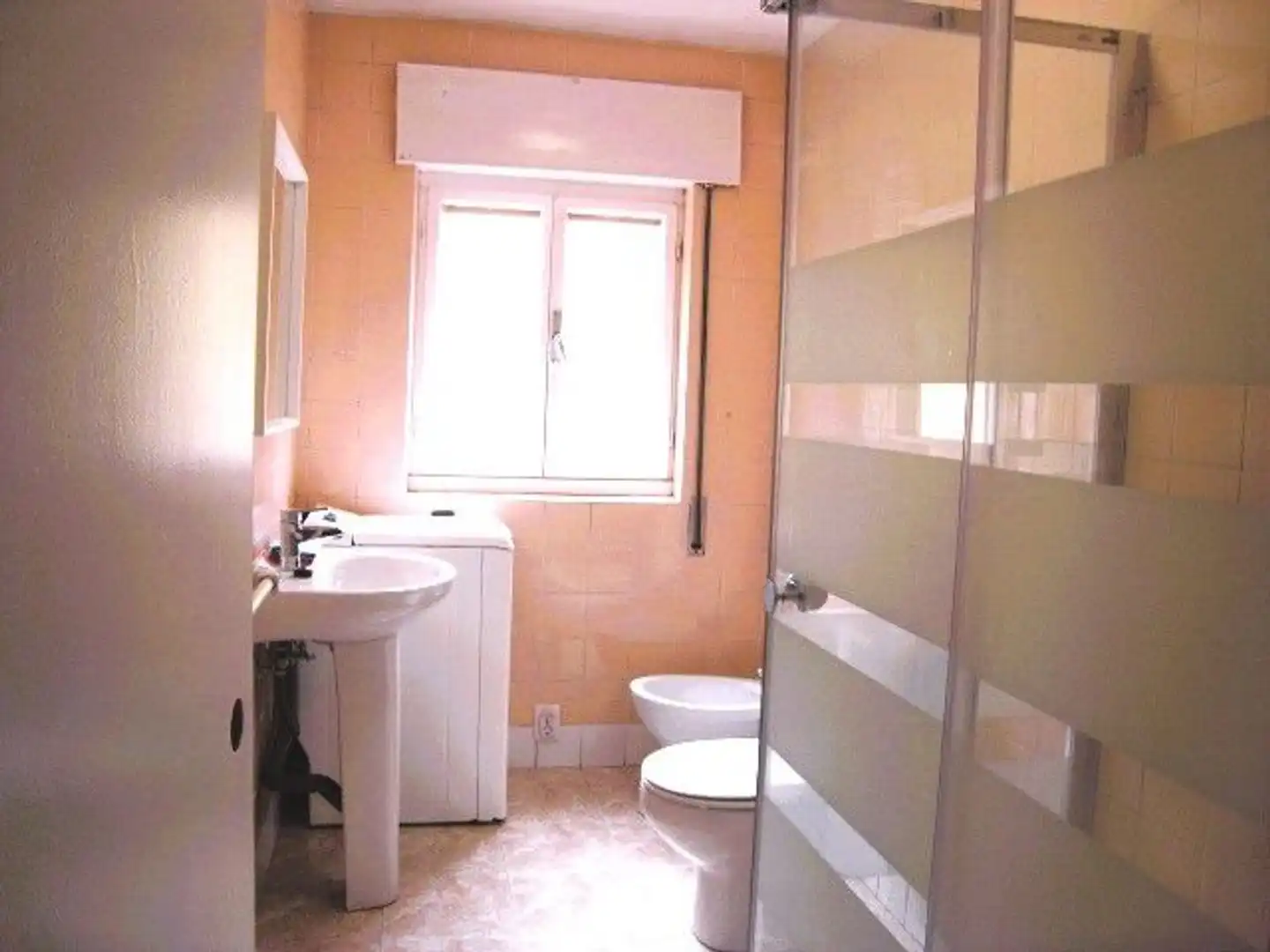 Badezimmer von Wohnung zum Verkauf in Belmonte de Miranda mit Heizung, Terrasse und Schwimmbad