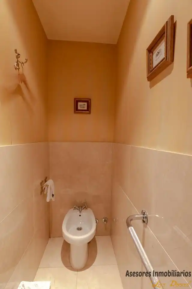 Badezimmer von Einfamilien-Reihenhaus zum Verkauf in Madrid mit Klimaanlage, Heizung und Privatgarten