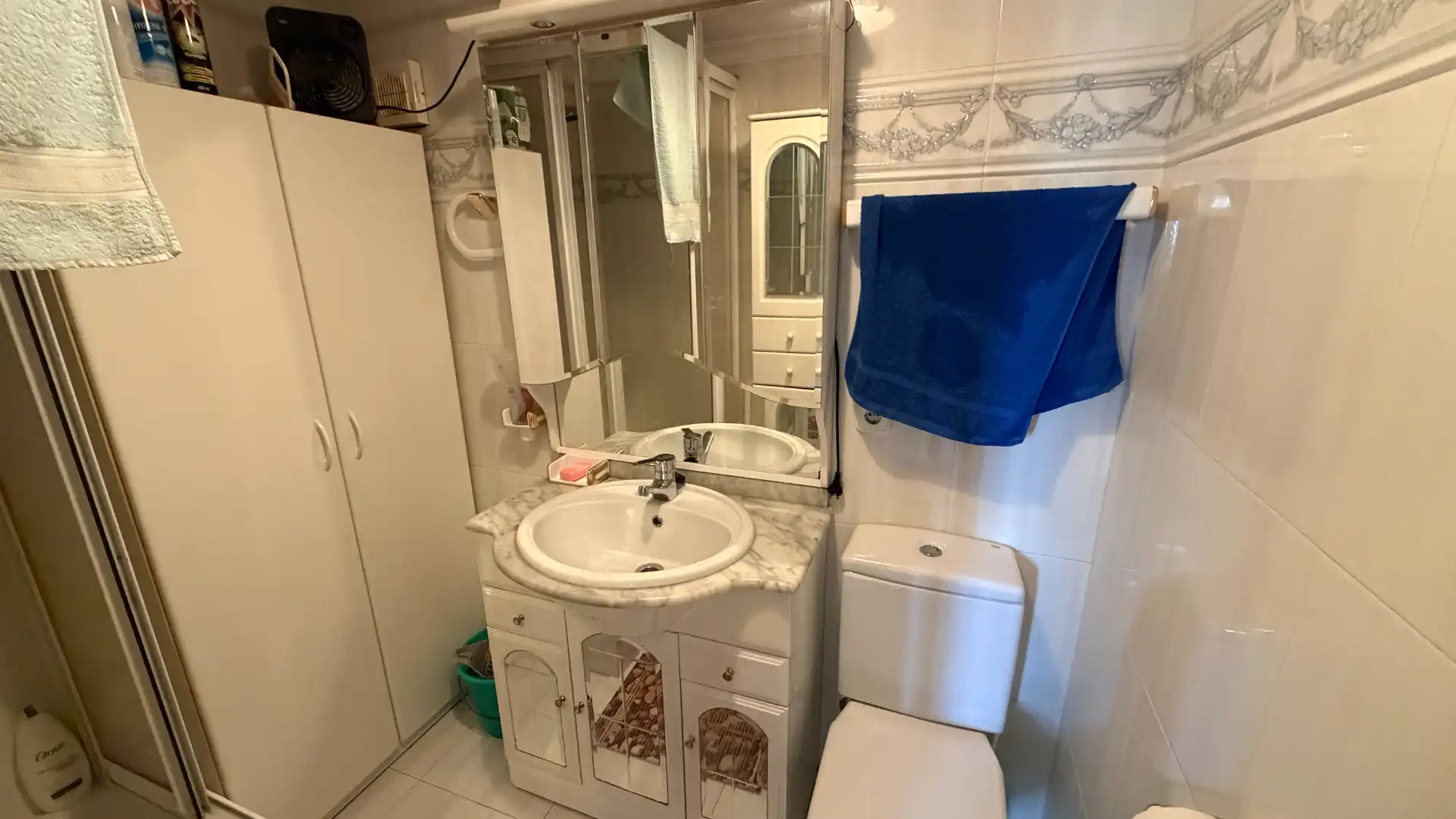 Badezimmer von Wohnungen zum Verkauf in Torrox mit Möbliert, Waschmaschine und Fernseher