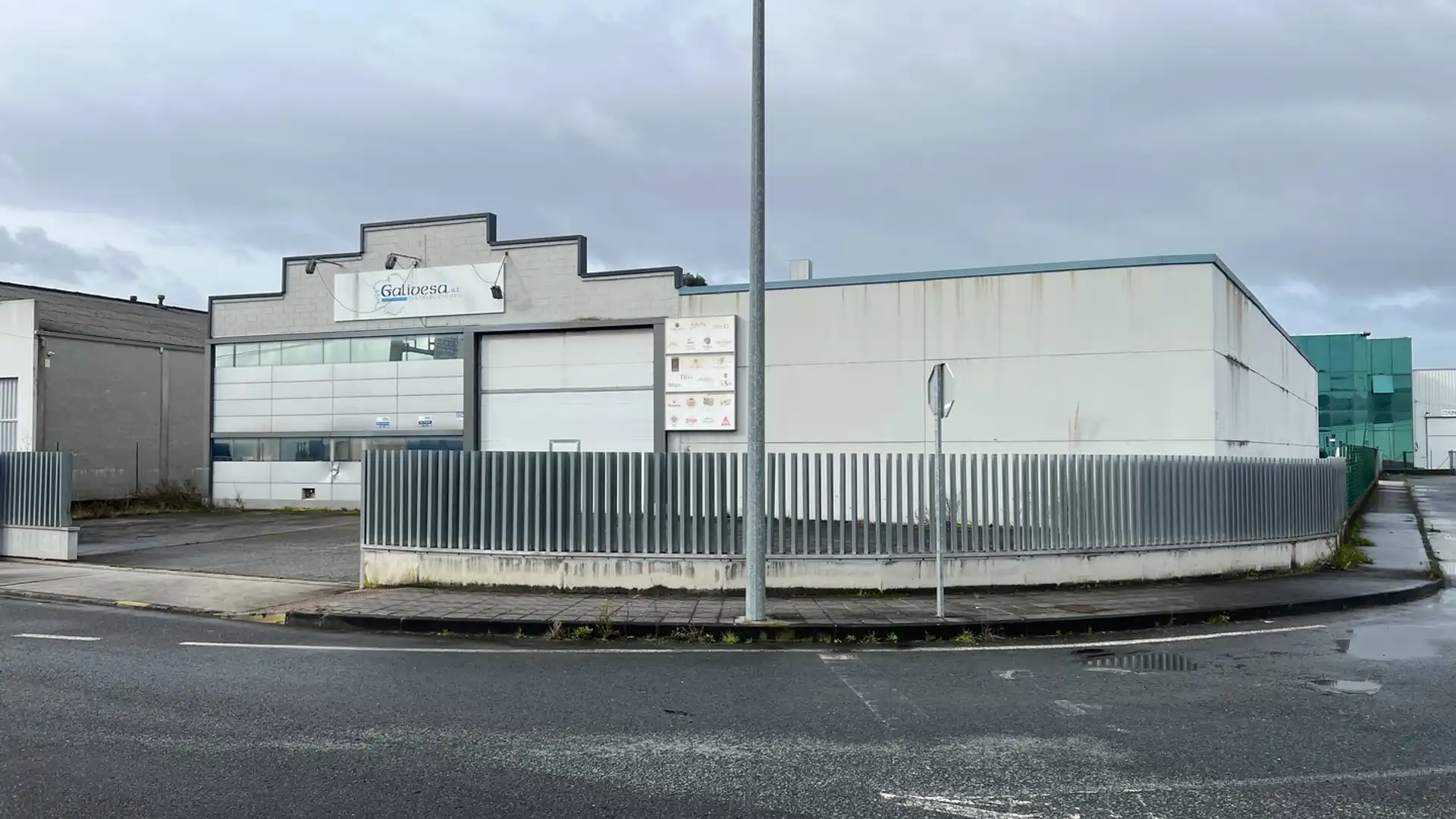 Vista exterior de Nau industrial de lloguer en Narón