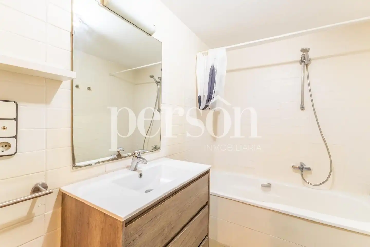 Bathroom of Flat for rent in El Pla del Real