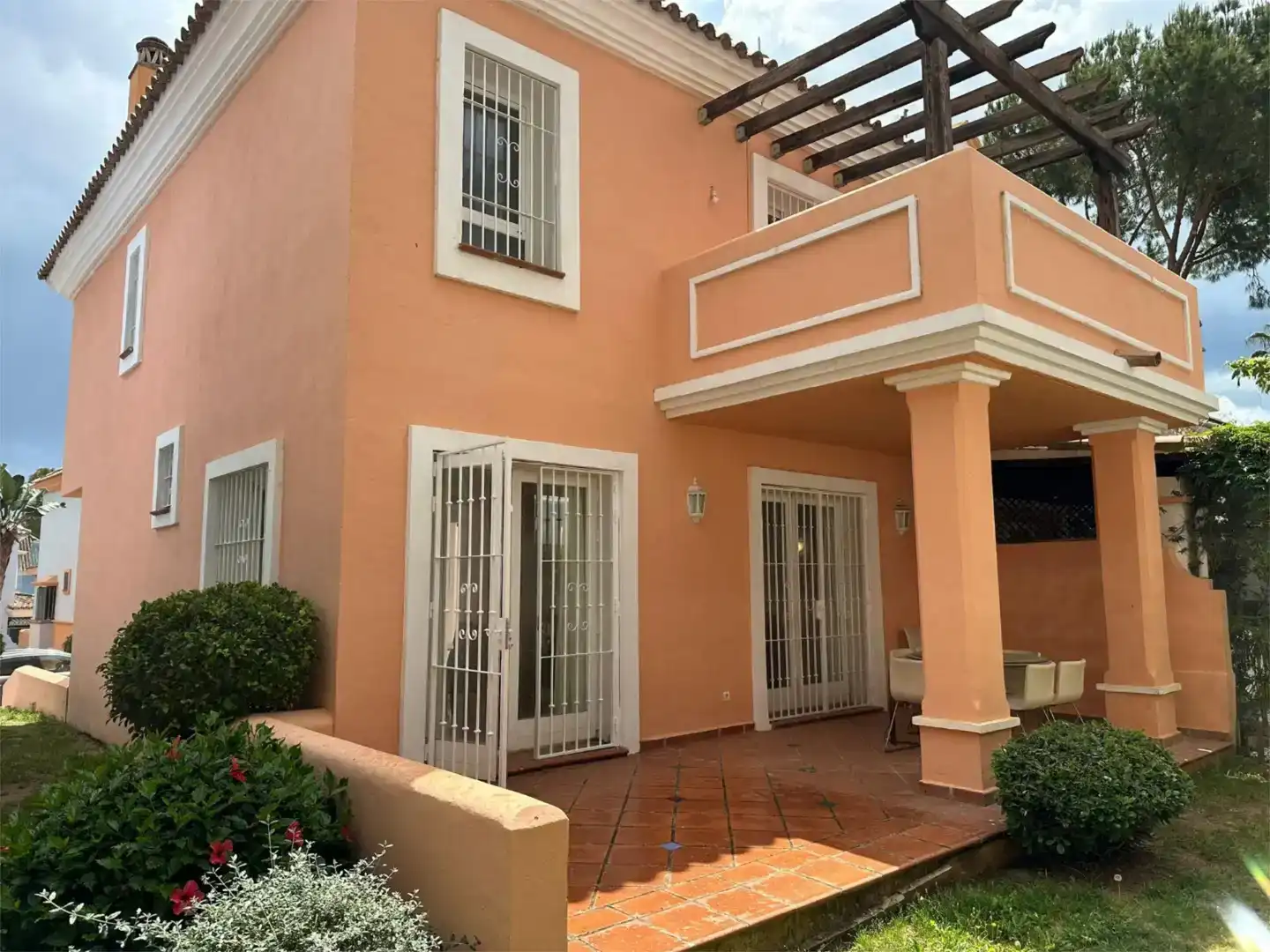 Vista exterior de Casa adosada de lloguer en Marbella amb Aire condicionat, Piscina i Balcó