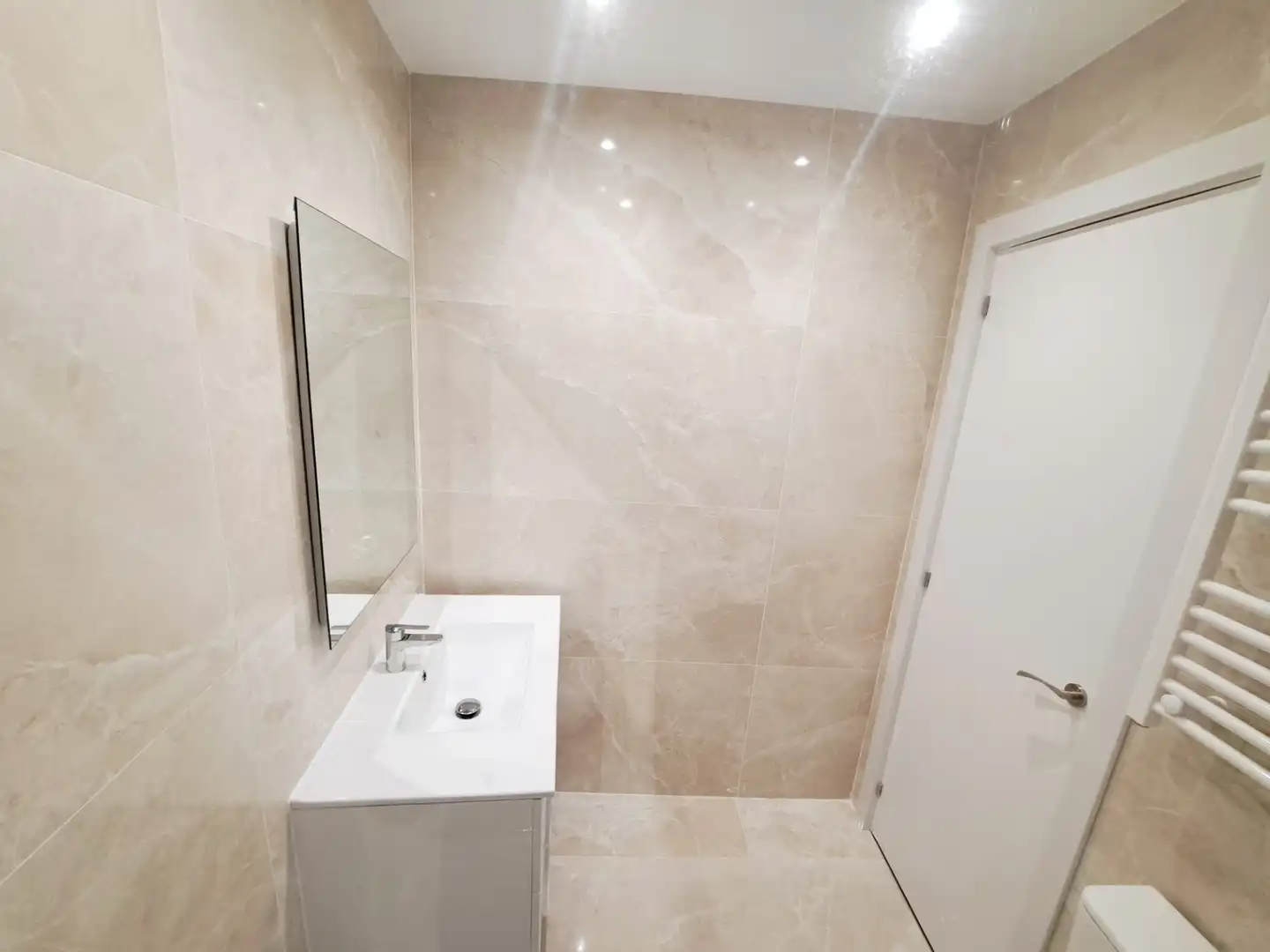 Badezimmer von Wohnung zum Verkauf in Madrid mit Klimaanlage, Heizung und Parkett