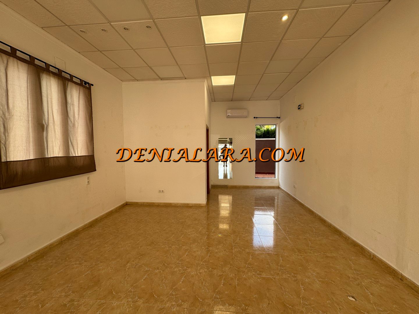 Premises to rent in Dénia  with Air Conditioner