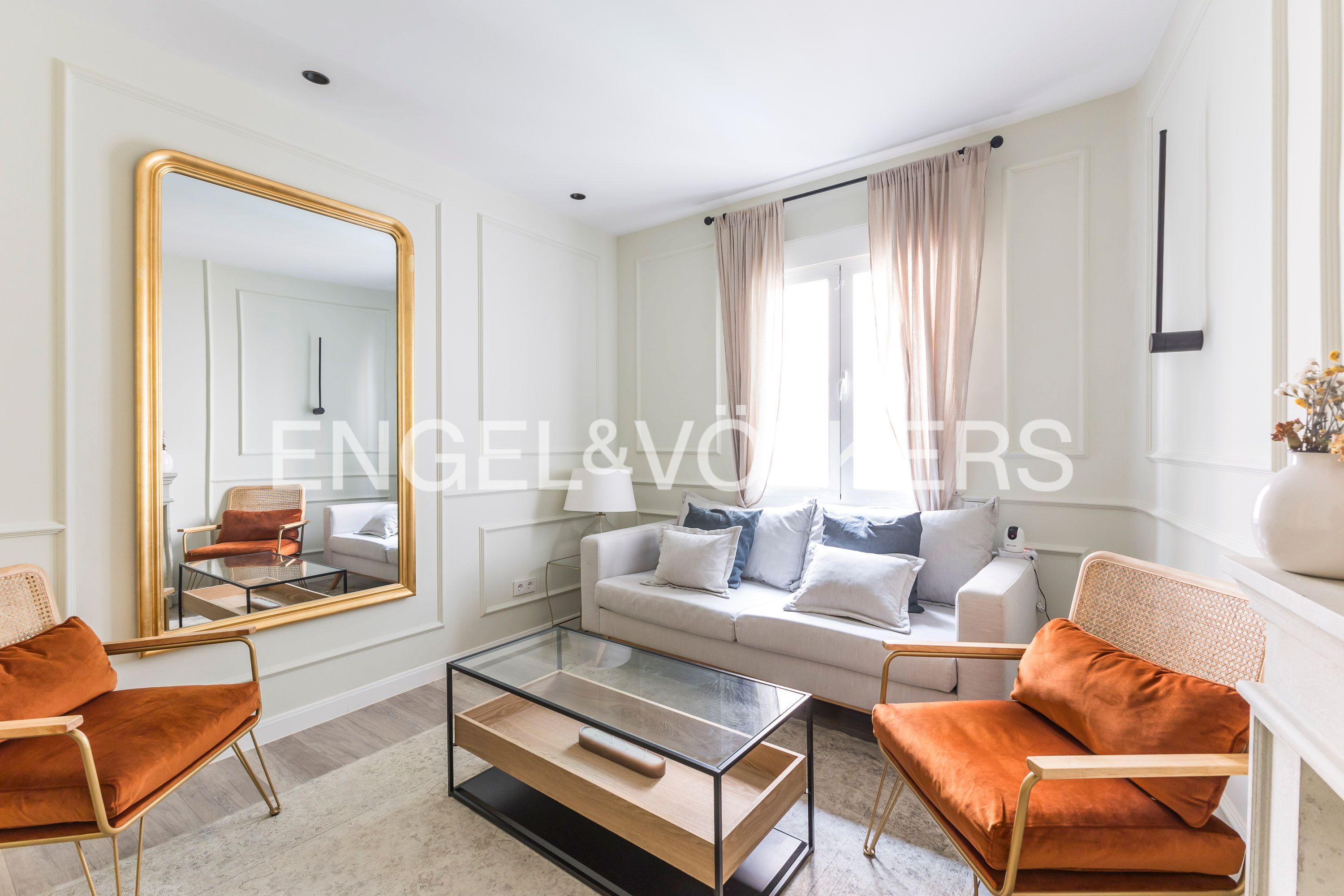 Sala d'estar de Apartament de lloguer en  Madrid Capital amb Aire condicionat, Calefacció i Moblat