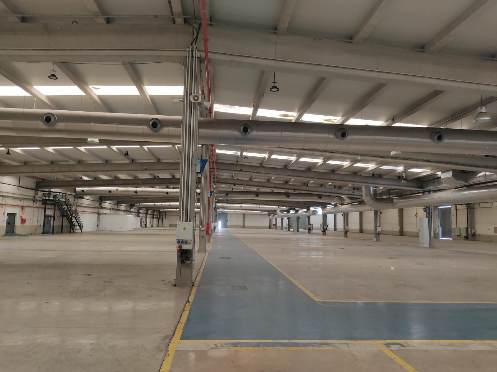 Aparcament de Nau industrial en venda en  Sevilla Capital