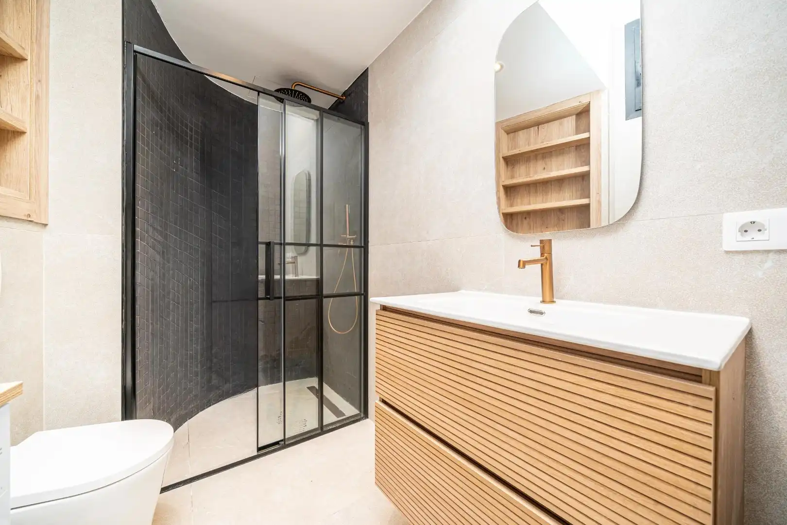 Bathroom of Commercial properties for sale in Calvià  with Air Conditioner and Furnished