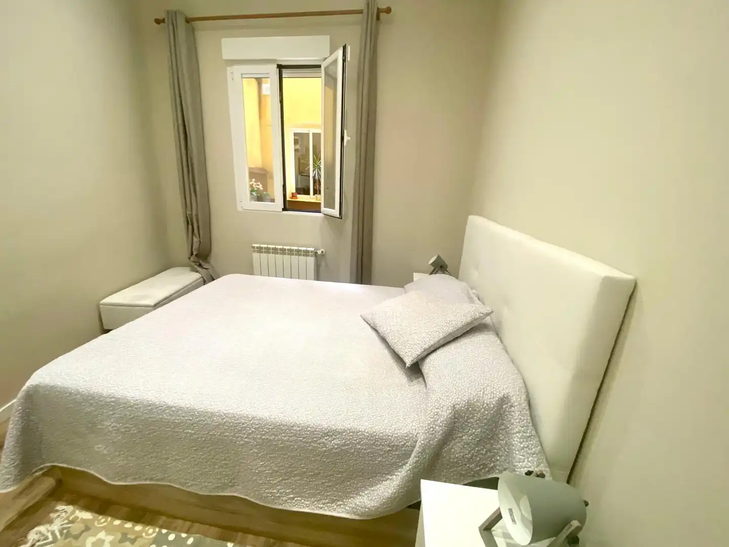 Schlafzimmer von Wohnung zur Miete in Madrid mit Heizung und Möbliert