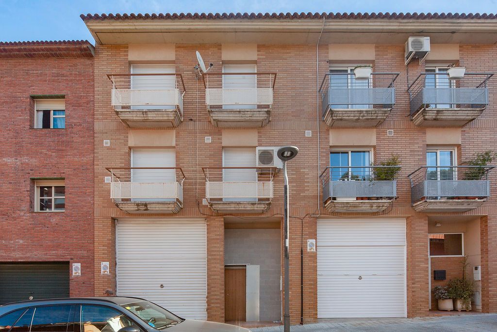 Vista exterior de Casa adosada en venda en Sant Climent de Llobregat amb Calefacció