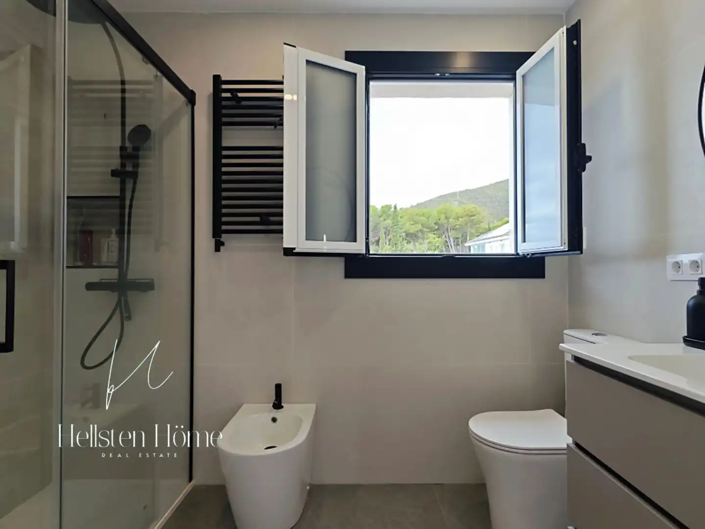 Bany de Casa o xalet en venda en Castelldefels amb Aire condicionat, Jardí privat i Terrassa