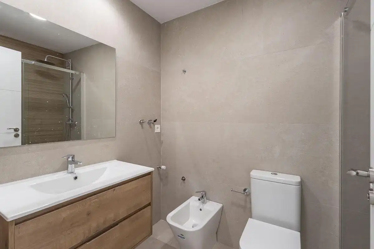 Bathroom of Flat for rent in Granada  with Air Conditioner, Heating and Terrace
