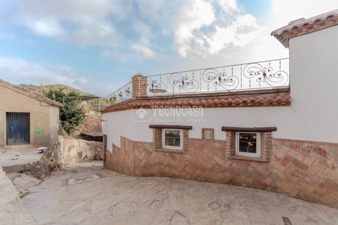 Vista exterior de Casa adosada en venda en Vélez de Benaudalla amb Terrassa