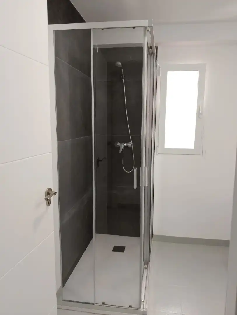 Badezimmer von Wohnung zur Miete in Granada mit Klimaanlage, Heizung und Terrasse