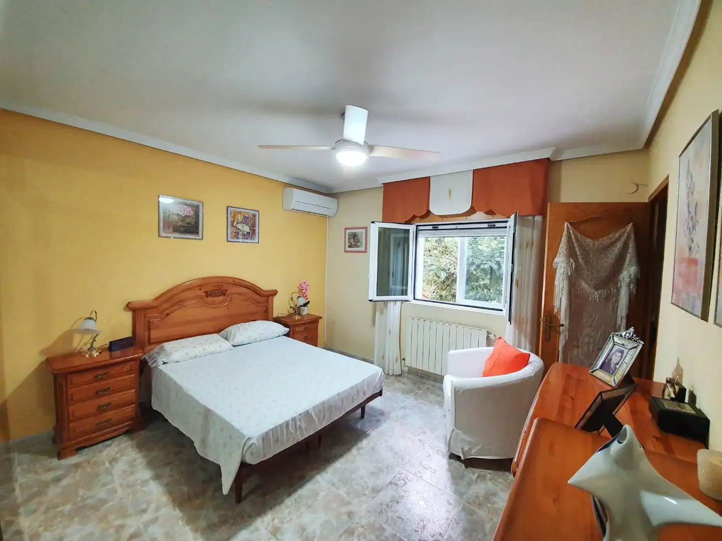 Schlafzimmer von Haus oder Chalet zum Verkauf in Casarrubios del Monte mit Klimaanlage, Heizung und Schwimmbad