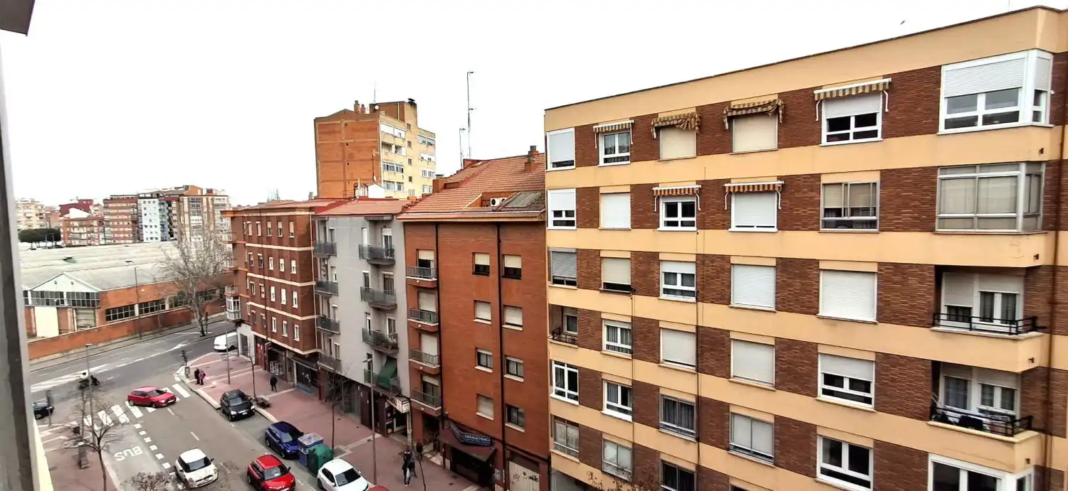 Vista exterior de Pis en venda en Valladolid amb Calefacció i Terrassa