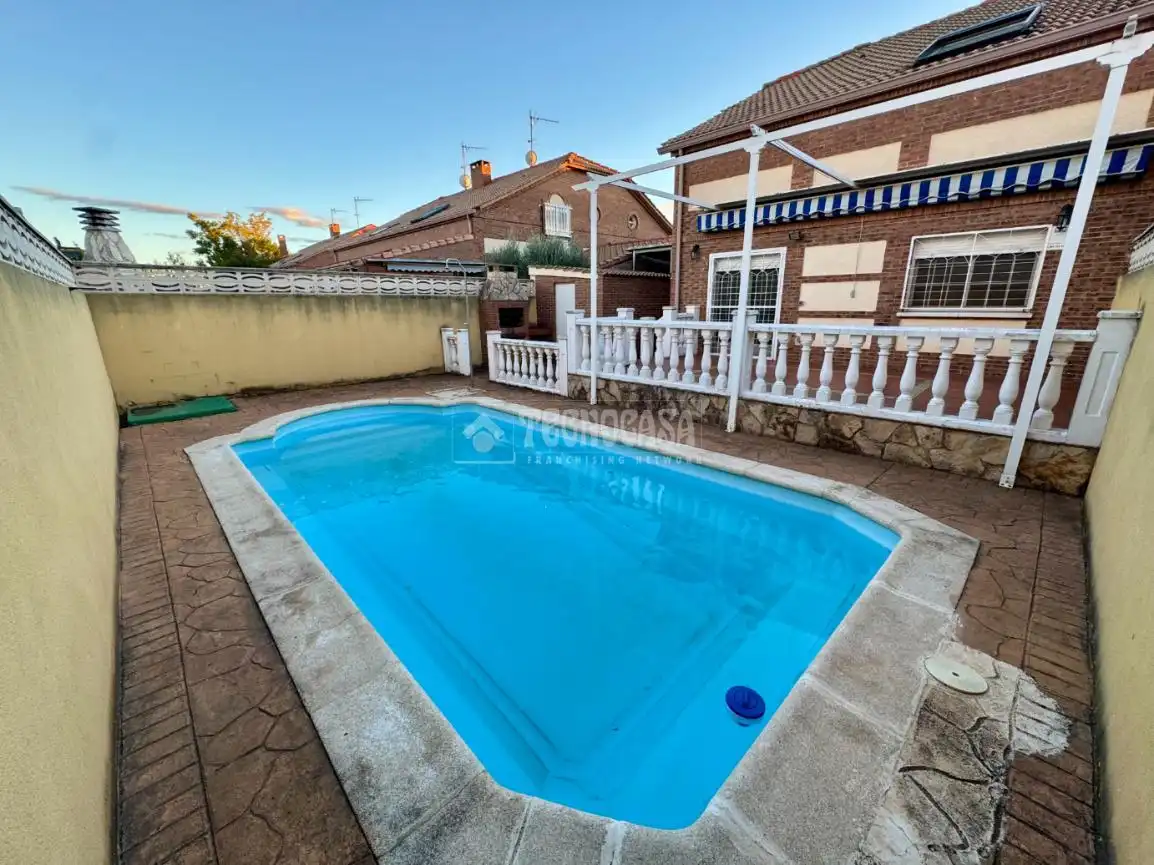 Piscina de Casa adosada en venta en Villanueva de la Torre con Aire acondicionado