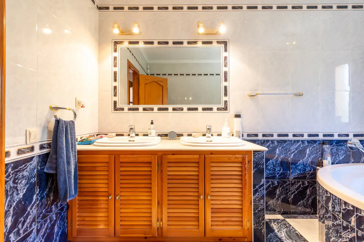 Baño de Casa adosada en venta en Marbella con Aire acondicionado y Terraza