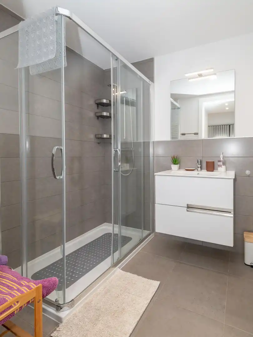 Bany de Apartament de lloguer en Girona amb Parquet i Piscina comunitària