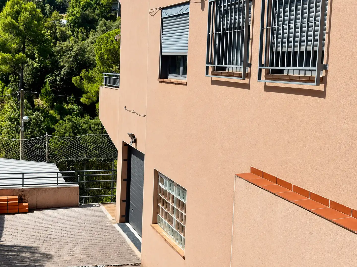 Vista exterior de Casa o xalet en venda en Rubí amb Aire condicionat, Calefacció i Jardí privat