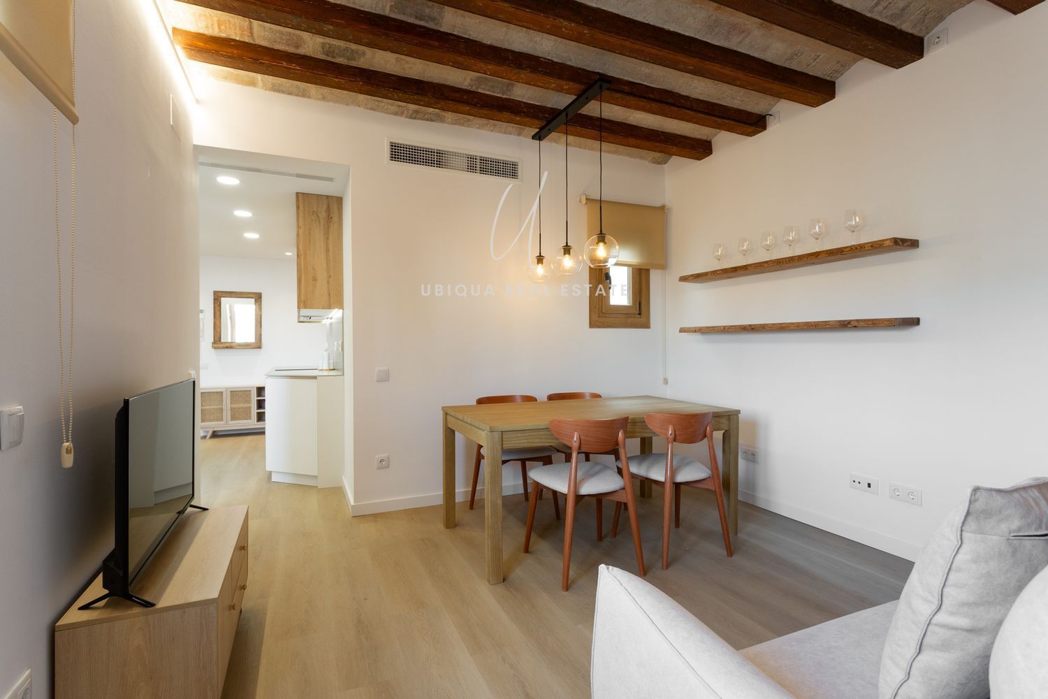 Menjador de Àtic de lloguer en  Barcelona Capital amb Aire condicionat, Calefacció i Parquet