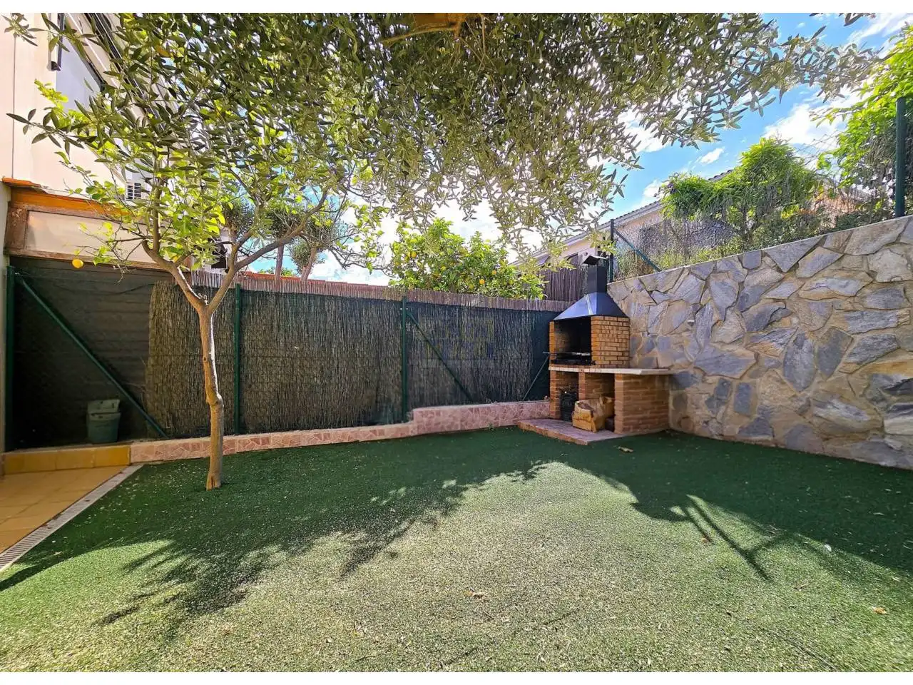Jardín de Casa adosada en venta en Vilanova i la Geltrú con Aire acondicionado, Calefacción y Jardín privado