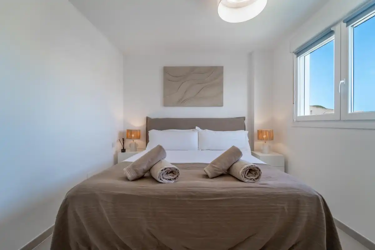 Schlafzimmer von Wohnung zum Verkauf in Manilva mit Klimaanlage, Heizung und Privatgarten