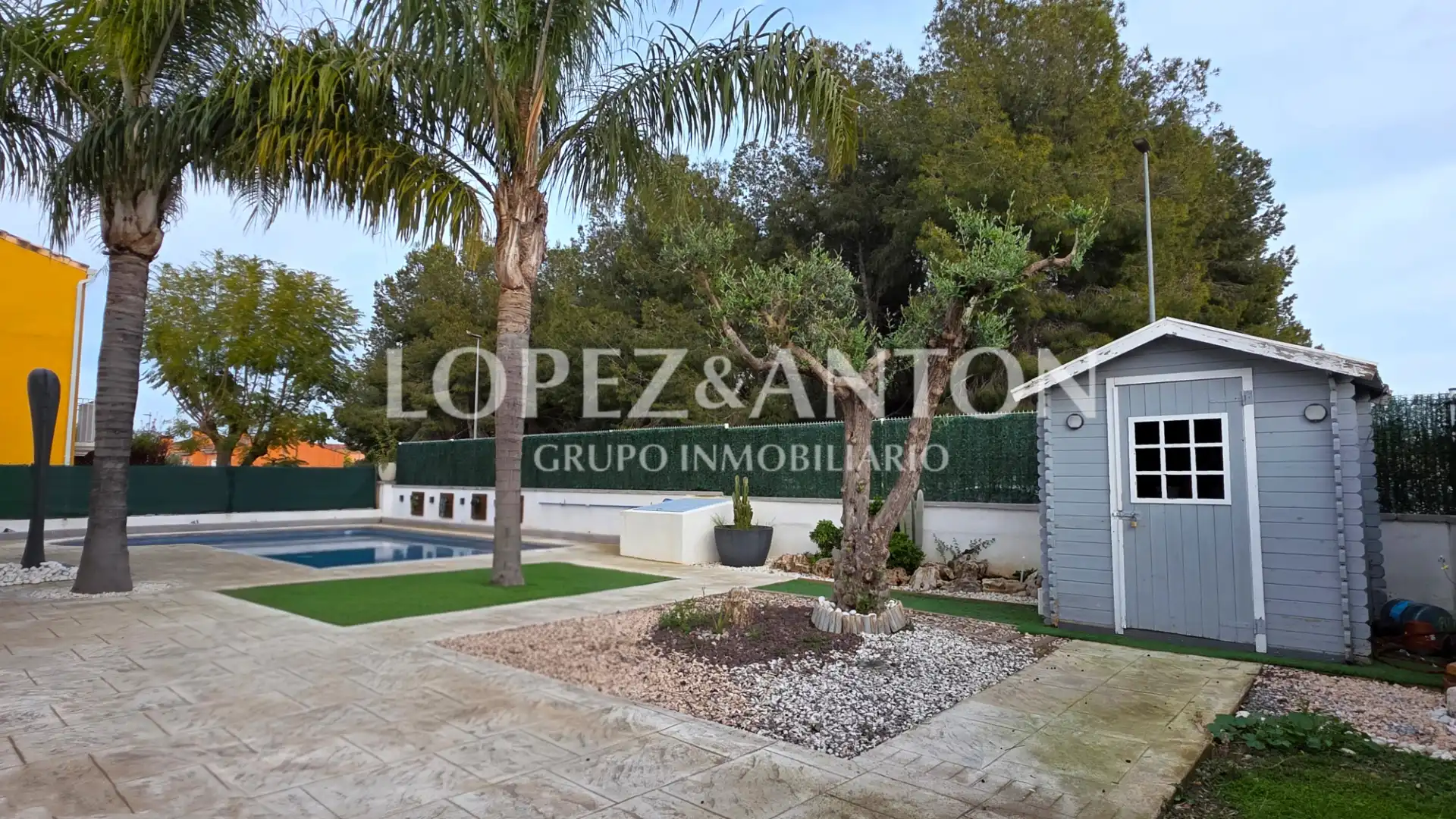 Außenansicht von Einfamilien-Reihenhaus zum Verkauf in L'Eliana mit Klimaanlage, Privatgarten und Terrasse