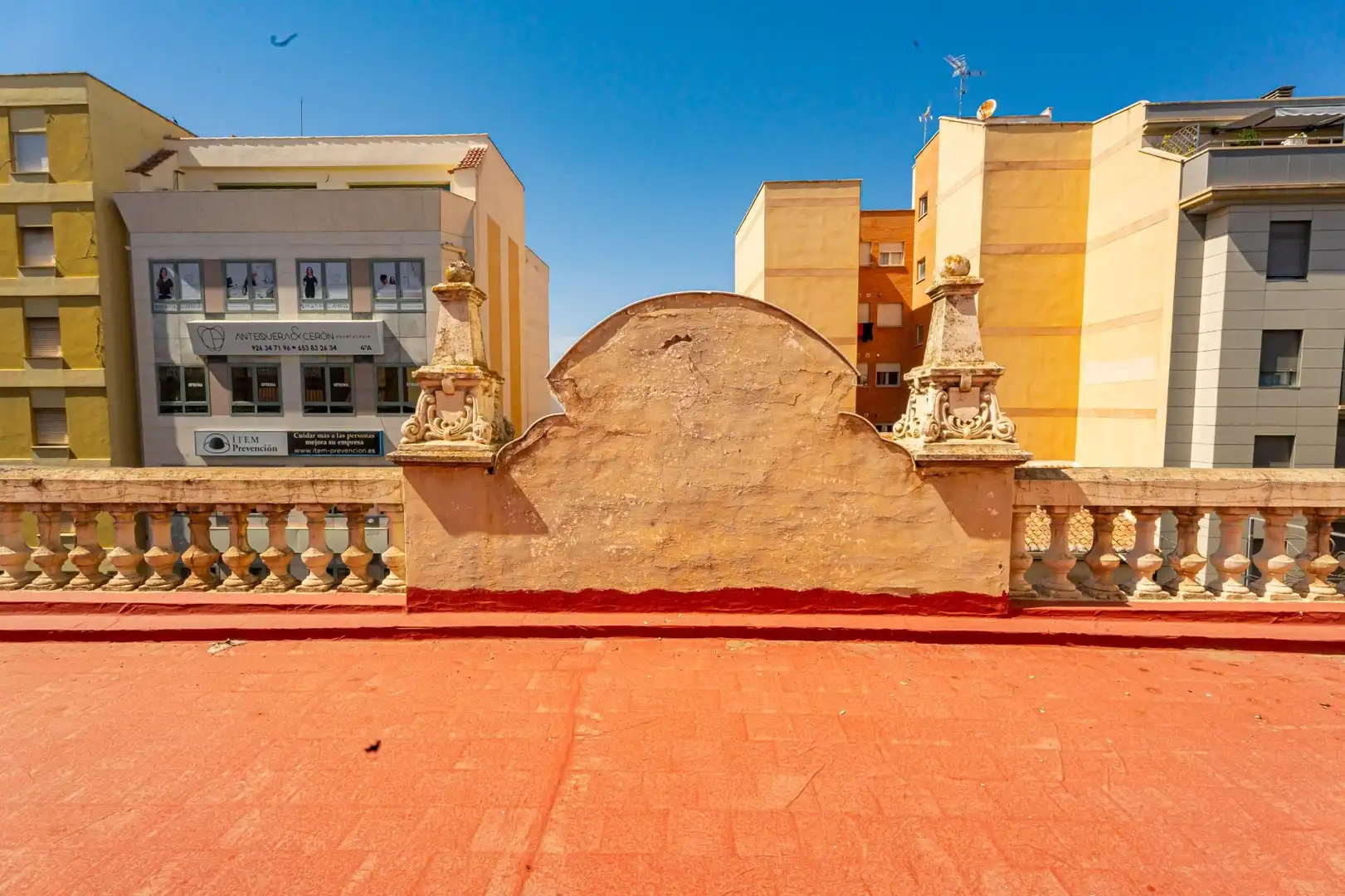 Vista exterior de Casa o xalet en venda en Valdepeñas amb Calefacció i Piscina comunitària