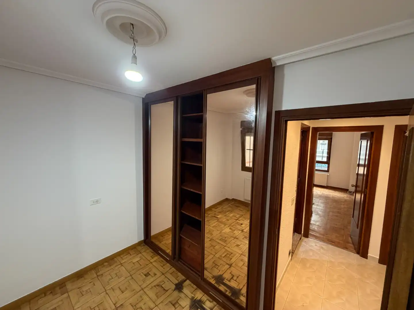 Dormitori de Pis en venda en Oviedo  amb Calefacció, Parquet i Terrassa