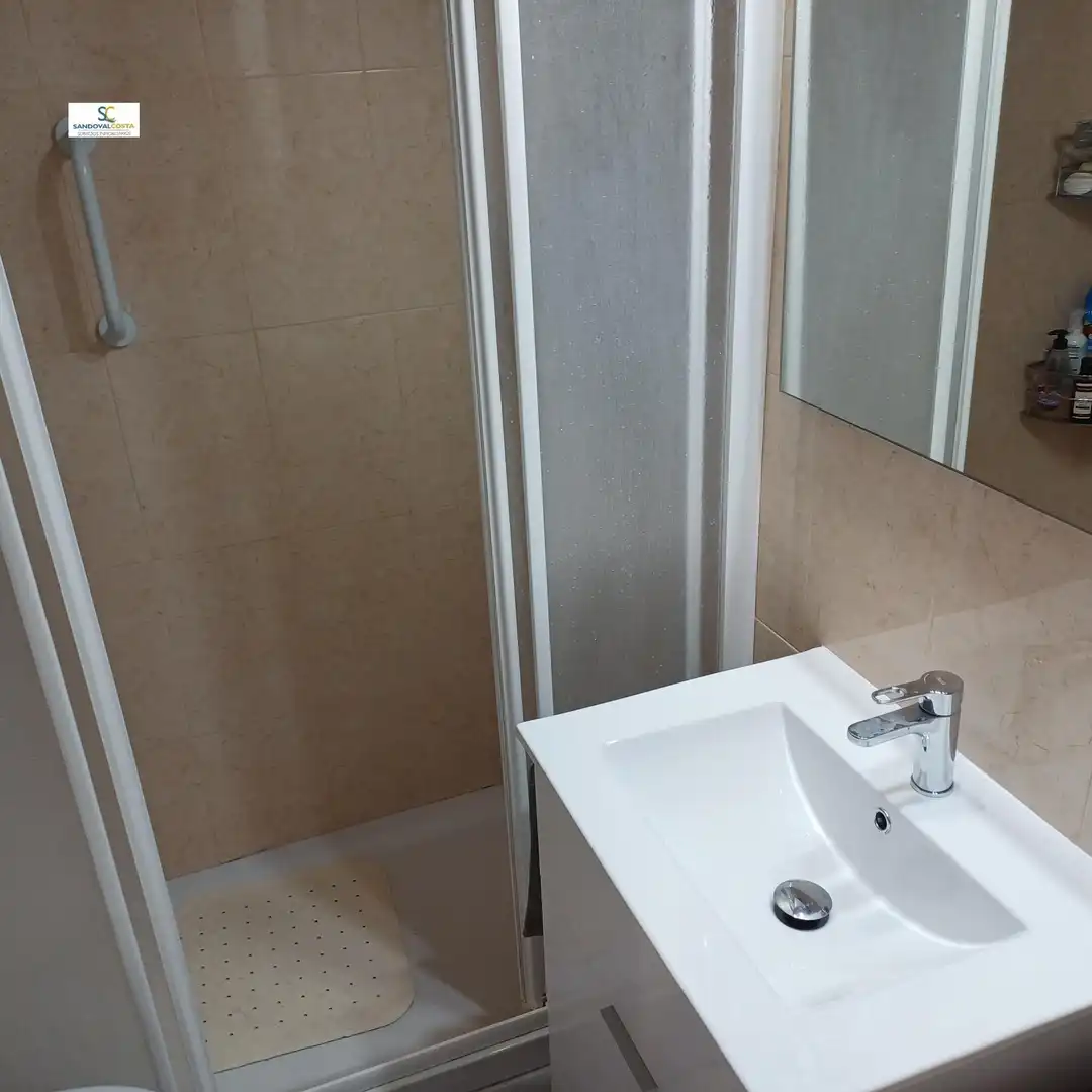 Baño de Apartamento en venta en Alicante / Alacant con Aire acondicionado y Piscina comunitaria