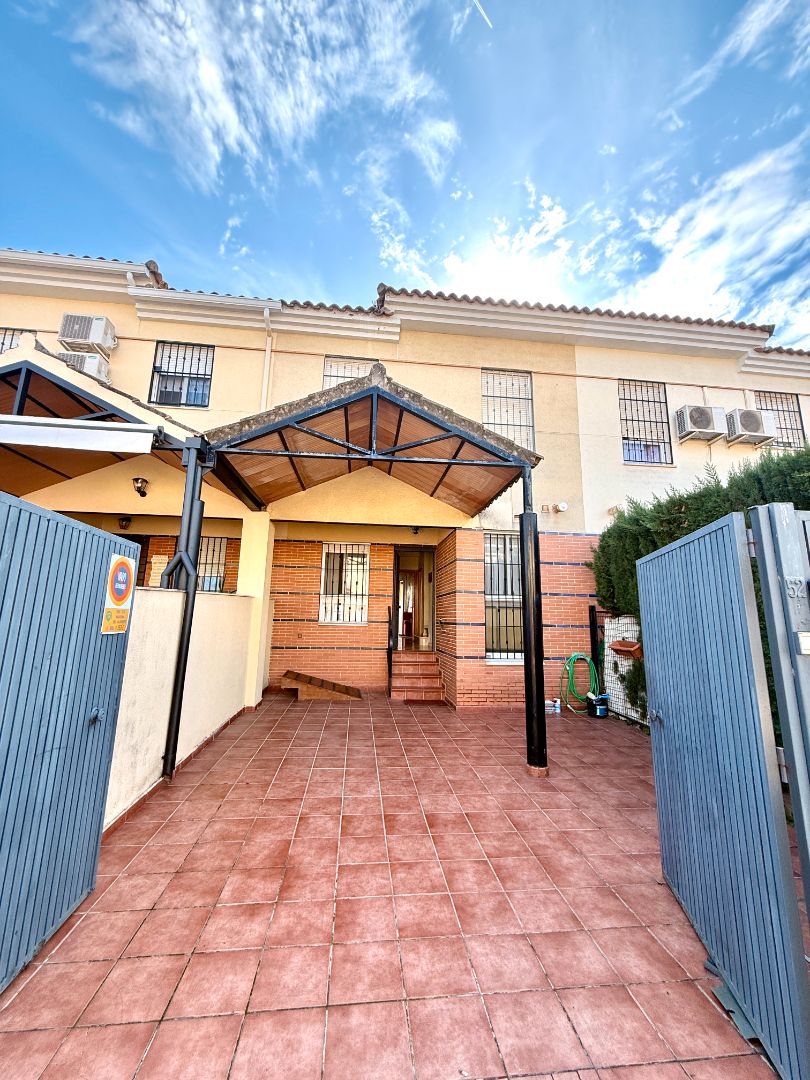 Vista exterior de Casa adosada en venda en Mairena del Aljarafe amb Terrassa, Forn i Rentadora
