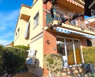 Vista exterior de Casa o xalet en venda en Pineda de Mar amb Aire condicionat, Calefacció i Jardí privat