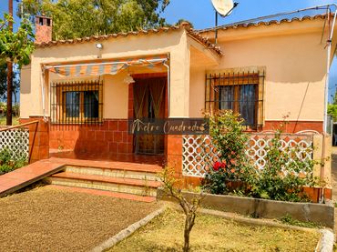Casa amb piscina en venda a Alcuéscar