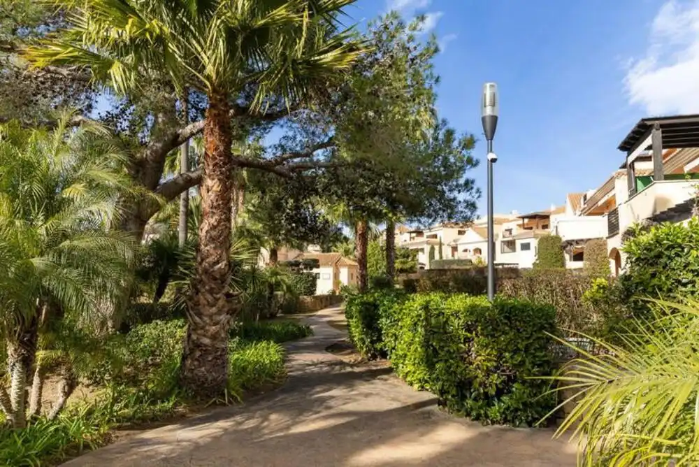 Vista exterior de Planta baixa en venda en Marbella amb Aire condicionat, Terrassa i Piscina