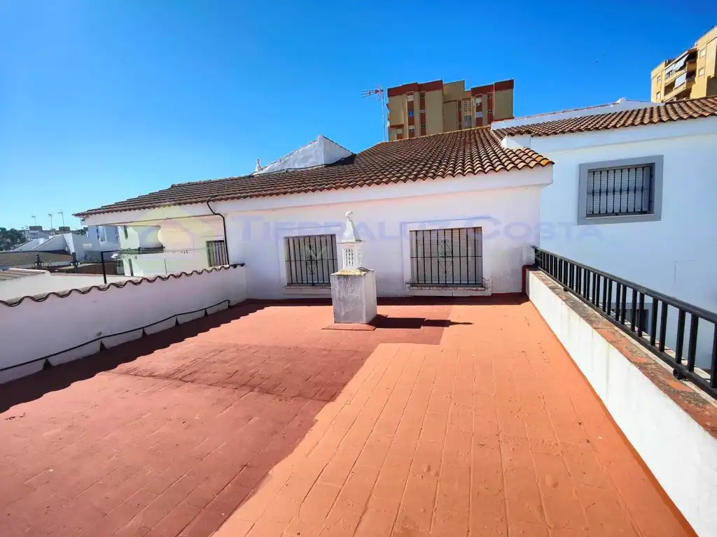 Vista exterior de Casa o xalet en venda en La Antilla amb Jardí privat, Terrassa i Traster