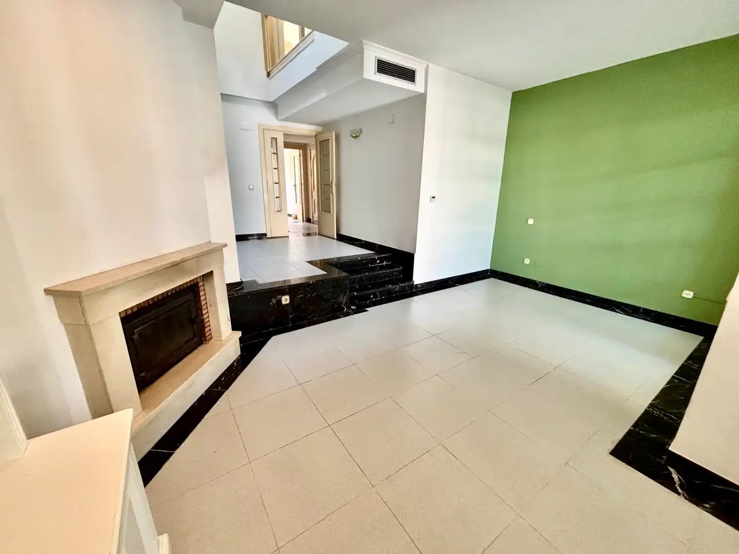Wohnzimmer von Einfamilien-Reihenhaus zum Verkauf in Alicante / Alacant mit Klimaanlage, Privatgarten und Terrasse