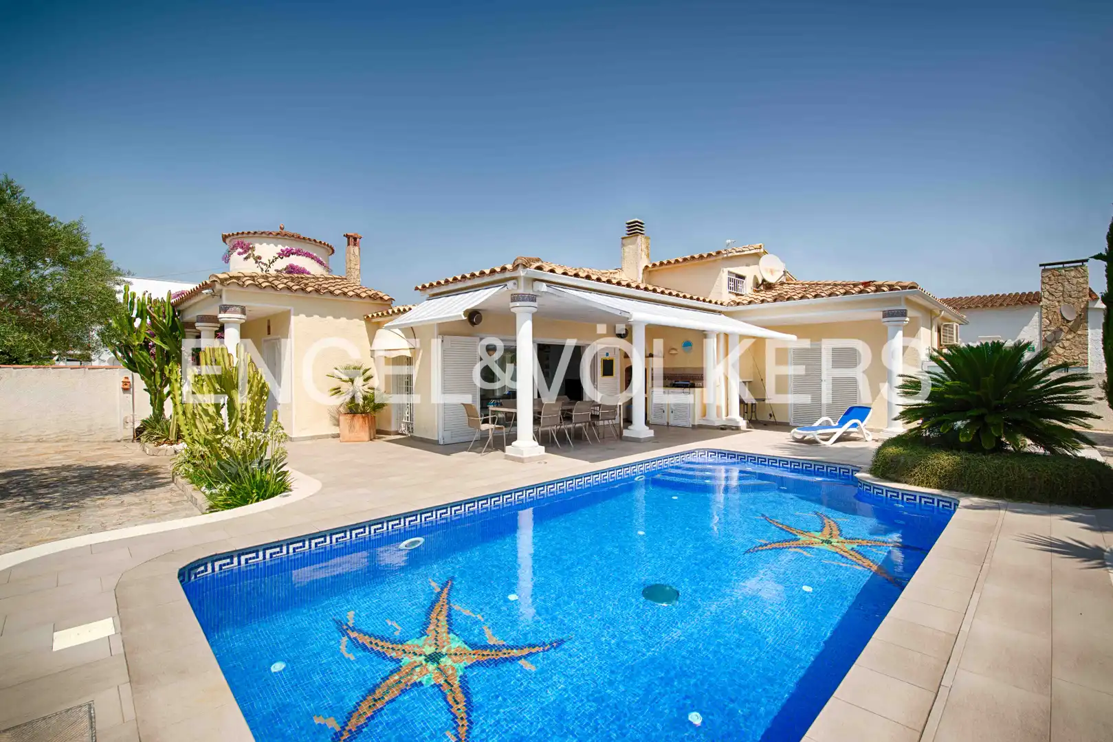 Casa con piscina en venta en Carrer Pení
